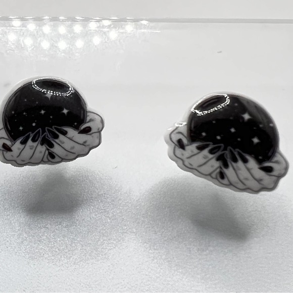 Night Goddess, tarot, hands and stars stud earrings. Small. - Picture 6 of 12